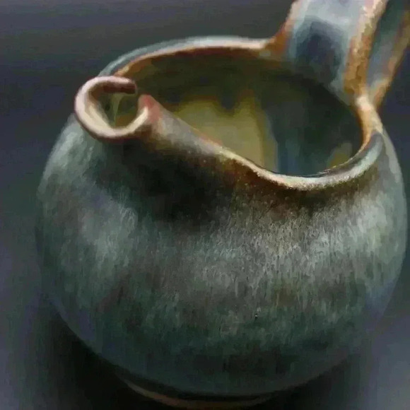 🔴💙VINTAGE CERAMIC CREAMER SIGNATURE UNDERSIDE AND BEAUTIFUL EARTHY COLORS - Picture 6 of 6